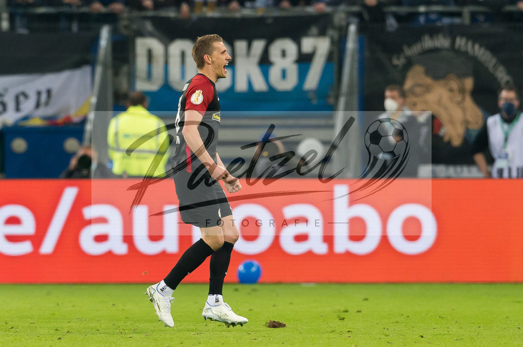 HSVSCF20220419_304 | Fussball, Herren: Nils Petersen (SC Freiburg) Torjubel, jubelt nach seinem Treffer zum 0:1 beim DFB-Pokal-Halbfinalspiel zwischen Hamburger SV und SC Freiburg im Volksparkstadion am 19.04.2022 in Hamburg, Deutschland.DFB / DFL REGULATIONS PROHIBIT ANY USE OF PHOTOGRAPHS AS IMAGE SEQUENCES AND/OR QUASI-VIDEO. - Realisiert mit Pictrs.com