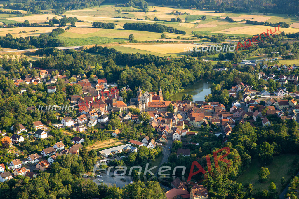 schloss-thurnau-immobilie-luftbild-1623-2023 | Das Luftbild zeigt : Schloss Thurnau - Die Luftaufnahme wurde 2023 vom UL-Flugzeug aus erstellt ( keine Drohne ) - 
Hochauflösende Luftaufnahme - Für grossformatige Ausdrucke geeignet. Die Geschenkidee !
Mit Lizenz und Bildrechte bestellbar