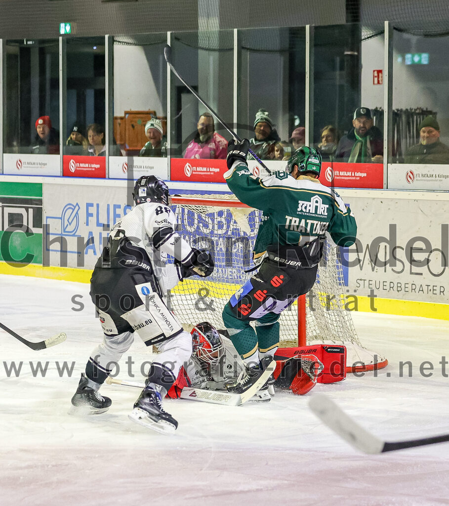 2025-11-25_127_TSV_Erding_gegen_EHF_Passau_Black_Hawks | Erding, Deutschland, 25.11.2025:Eishockey, Oberliga Süd 2025 / 2026, 20. Spieltag, TSV Erding gegen EHF Passau Black Hawks, Endergebnis: 2:3 n.V.David Seidl (EHF Passau Black Hawks, #88), Torwart Janik Engler (EHF Passau Black Hawks, #30), Louis Trattner (Erding Gladiators, #7)Foto: Christian Riedel / fotografie-riedel.net