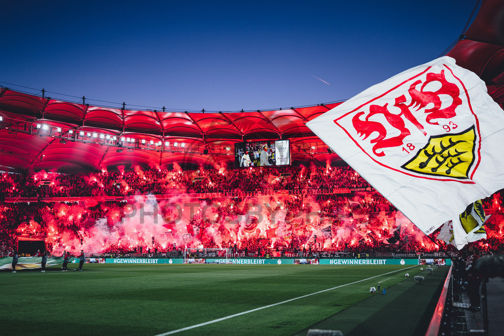 VfB Stuttgart vs. SC Freiburg, Fussball, DFB-Pokal, Halbfinale, 23.04.2026 | Cannstatter Kurve zuendet Pyro, VfB Flagge rechts im Bild,VfB Stuttgart vs. SC Freiburg, Fussball, DFB-Pokal, Halbfinale, 23.04.2026DFB regulations prohibit any use of photographs as image sequences and/or quasi-video