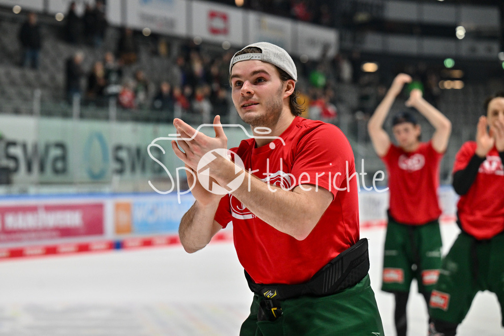 Augsburger Panther - Nürnberg Ice Tigers | die Spieler der Panther feiern zusammen mit ihren Fans den Heimsieg gegen Nuernberg / DEL: Augsburger Panther - Nuernberg Ice Tigers, Curt Frenzel Stadion am 03.01.2025 / D. J. BUSDEKER (Augsburger Panther #14)