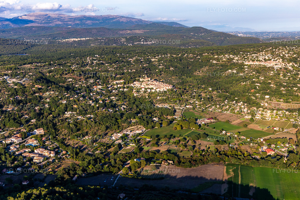 Aerial view: View of the town in Montauroux in the state Var, France. – Photo: IMG_129460.jpg taken on 09/18/2021 by Werner Riehm/FLY-FOTO.com – Resolution of the original: 5472 x 3648 px