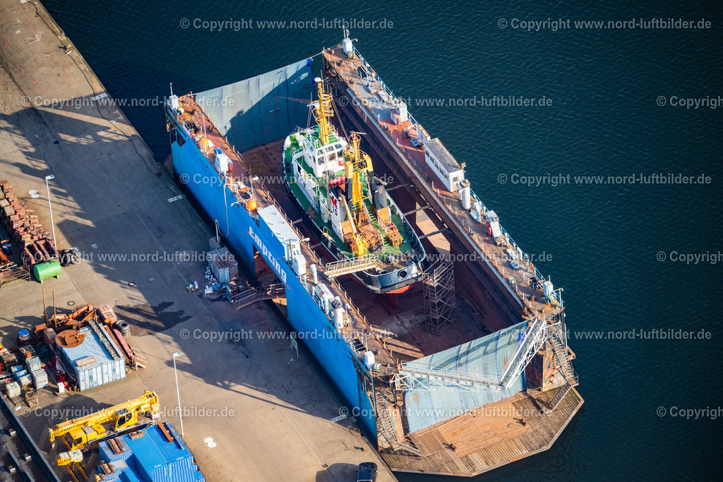 Cuxhaven_Werft_Dock_Schlepper_Bützfleth_ELS_3923180523 | CUXHAVEN 18.05.2023 Werftgelände der Schiffswerft mit dem "Schlepper Bützfleth"auf dem Schwimmdockim Hafenbecken von Cuxhaven im Bundesland Niedersachsen, Deutschland. // Shipyard area with the "Tug Buetzfleth" on the floating dock in the harbor basin of Cuxhaven in the state Lower Saxony, Germany. Foto: Martin Elsen