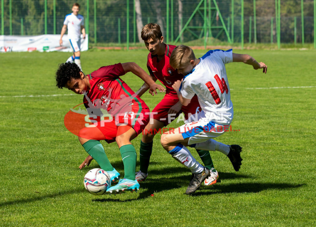 Portugal  U15 -Czech Republic U15 | DUARTE SOARES (Portugal #13) ONDREJ PENXA (Czech Republic #14) GONÇALO PINTO (Portugal #6) ; Portugal  U15 -Czech Republic U15 am 29.04.2022 in Arnoldstein
(Sportplatz), AUSTRIA, (Photo by Ernst Krawagner sport-fan.at) - Realisiert mit Pictrs.com