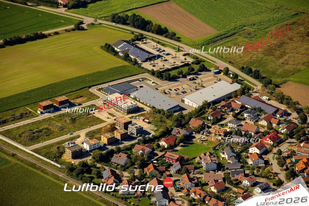 Das Luftbild zeigt : Wohngebiet Immobilie Geiselhöring - Die Luftaufnahme wurde 2023 vom UL-Flugzeug aus erstellt ( keine Drohne ) - Hochauflösende Luftaufnahme - Für grossformatige Ausdrucke geeignet. Die Geschenkidee !Mit Lizenz und Bildrechte bestellbar