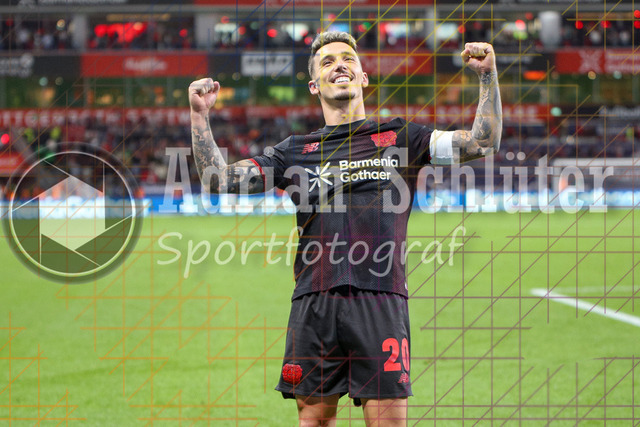 Bayer 04 Leverkusen vs Eintracht Frankfurt - Bundesliga  | Leverkusen, Deutschland, 12.09.25:   Alejandro Grimaldo (Bayer 04 Leverkusen) Torjubel, jubelt nach seinem Treffer zum 3:1 waehrend des Spiels der Bundesliga zwischen  Bayer 04 Leverkusen vs Eintracht Frankfurt in der BayArena(Foto von Brauer-Fotoagentur / Adrian Schlueter)