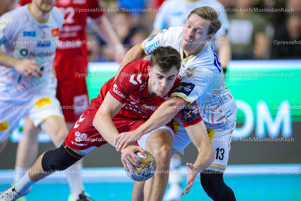 KoeEHF08062401098 | 08.06.2024, Köln, Handball, TruckScout24 EHF FINAL4, Machineseeker Champions League Men, Lanxess-Arena, Halbfinale, SC Magdeburg - Aalborg Handbold: Mads Hoxer (Aalborg Handbold) kämpft mit Janus Smarason (SC Magdeburg) um den Ball