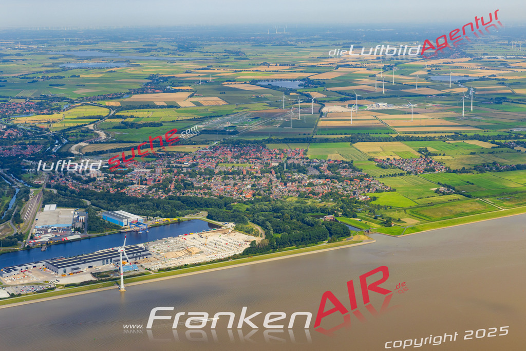 Neue Luftbildaufnahme der Stadt Emden - Das Luftbild wurde 2025 vom UL-Flugzeug heraus erstellt ( keine Drohnenaufnahme ) - Hochauflösende Luftaufnahme - für Wandbilder und großformatige Ausdrucke geeignet. Das besondere Geschenk!Hier alle&nbsp;Infos zur Lizenzierung der LuftaufnahmeWir fliegen auch dieses Jahr wieder in Ihre Region um Luftbilder zu erstellen.- Luftbild anfragen