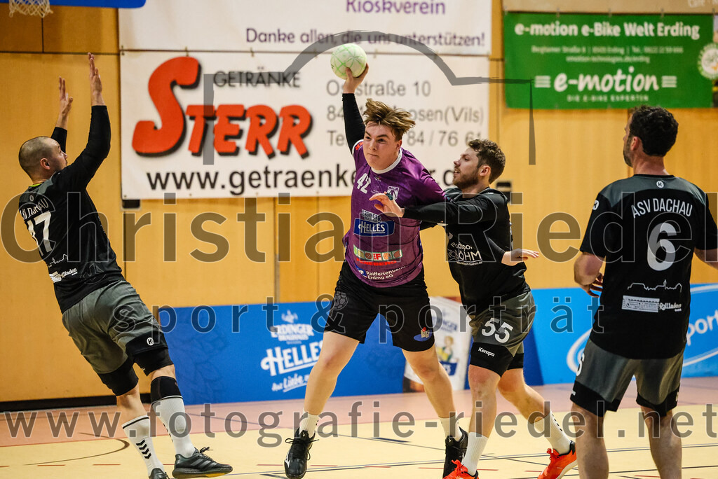 2024-03-23_065_SpVgg_Altenerding_II_gegen_ASV_Dachau_III | Erding, Deutschland, 23.03.2024:
Handball, Bezirksklasse Männer Staffel Süd West 2023 / 2024, 14. Spieltag, SpVgg Altenerding II gegen ASV Dachau III, Endergebnis: 24:32

Nicolas Loderer (ASV Dachau, #17), Simon Dybilasz (SpVgg Altenerding, #42), Sebastian Gith (ASV Dachau, #55), Peter Strauch (ASV Dachau, #6)

Foto: Christian Riedel / fotografie-riedel.net
