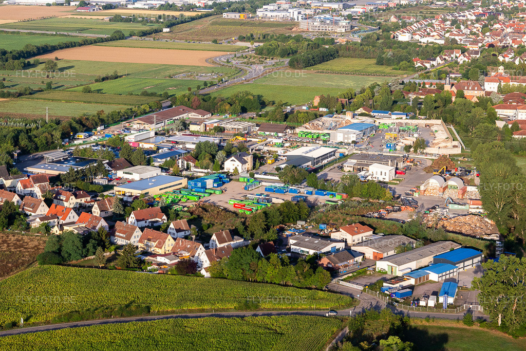 Luftbild: Gewerbegebiet und Firmenansiedlung mit Technisches Hilfswerk Ortsverband Brechtel Services GmbH und Süd-Müll GmbH & Co. KG für Abfalltransporte und Sonderabfallbeseitigung im Ortsteil Queichheim in Landau in der Pfalz im Bundesland Rheinland-Pfalz in Deutschland. Foto: IMG_116635.jpg vom 11.08.2019 durch Werner Riehm/FLY-FOTO.de