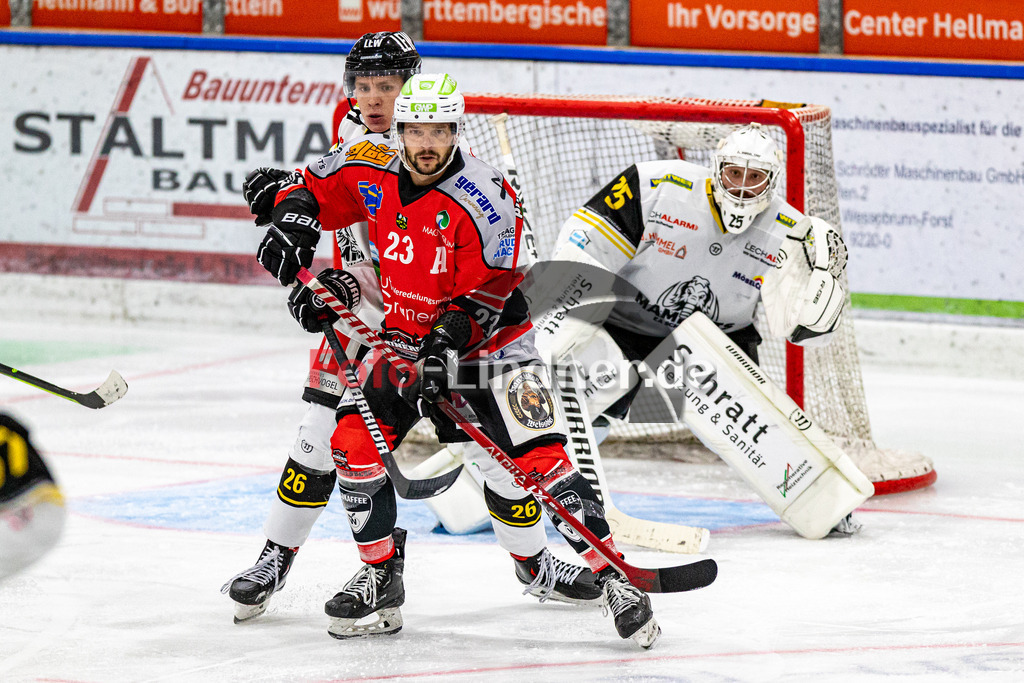 Testspiel TSV Peißenberg Miners vs EA Schongau Mammuts | Eishockey Bayernliga Vorbereitung 2023/2024, Testspiel TSV Peißenberg Miners vs EA Schongau Mammuts
Warten auf den Schuss,
2023-09-22 in Peißenberg (Eisstadion)
23 Dejan VOGL (Miners 23), 25 Daniel Blankenburg (Mammuts Goali 25), 26 Jan Müller (Mammuts 26)
Copyright: FotoLindner