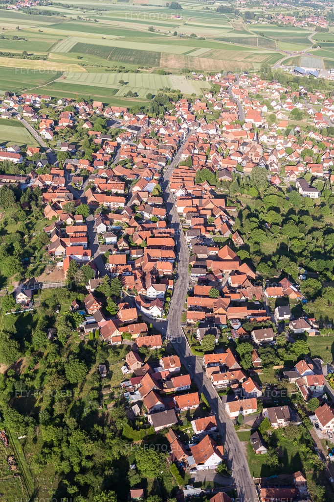 Vue aérienne: Tracé de la rue du Maréchal Leclerc à Surbourg dans le département Bas Rhin, France – .Photo: IMG_100821.jpg prise le 08/06/2017 par Werner Riehm/FLY-FOTO.eu – Résolution de l'original: 3648 x 5472 px
