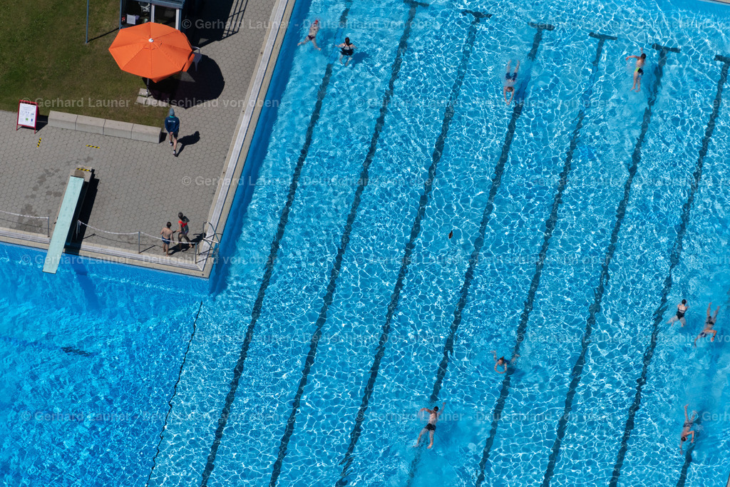 4031117 | MüNCHEN 12.06.2020 Badegäste auf den Liegewiesen am Schwimmbecken des Freibades " Bad Georgenschwaige " an der Belgradstraße im Ortsteil Schwabing-West in München im Bundesland Bayern, Deutschland. Weiterführende Informationen bei: Stadtwerke München GmbH. // Bathers on the lawn by the pool of the swimming pool " Bad Georgenschwaige " on Belgradstrasse in the district Schwabing-West in Munich in the state Bavaria, Germany. Further information at: Stadtwerke Muenchen GmbH. Foto: Gerhard Launer
