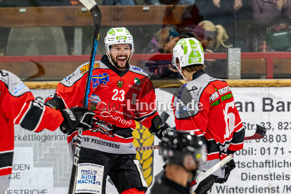 TSV Peißenberg Miners vs ESC River Rats Geretsried | Eishockey Bayernliga 2023/2024, TSV Peißenberg Miners vs ESC River Rats Geretsried,
Tor Dejan VOGL (Miners 23),
2023-10-15 in Peißenberg (Eisstadion)
16 Christoph FRANKENBERG (Miners 16), 23 Dejan VOGL (Miners 23), 15 Ryan MURPHY (Miners 15)
Copyright: WolfgangxLindner foto-lindner.de