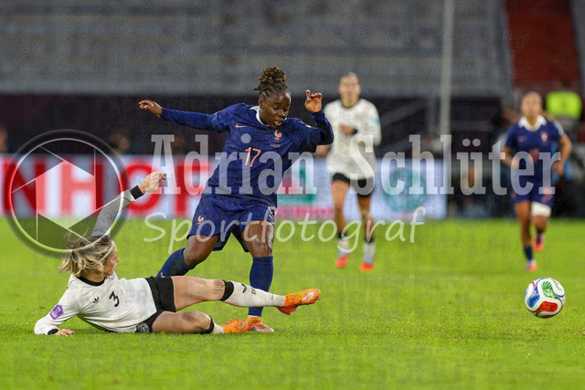 Deutschland vs Frankreich - Halbfinale - UEFA Women's Nations League | Düsseldorf, Deutschland, 24.10.25:   Kathrin Hendrich ( Deutschland ) und Sandy Baltimore ( Frankreich ) im Kampf um den Ball waehrend des Halbfinals der UEFA Women's Nations League zwischen Deutschland vs Frankreich in der Merkur-Spiel-Arena(Foto von Brauer-Fotoagentur / Adrian Schlueter)