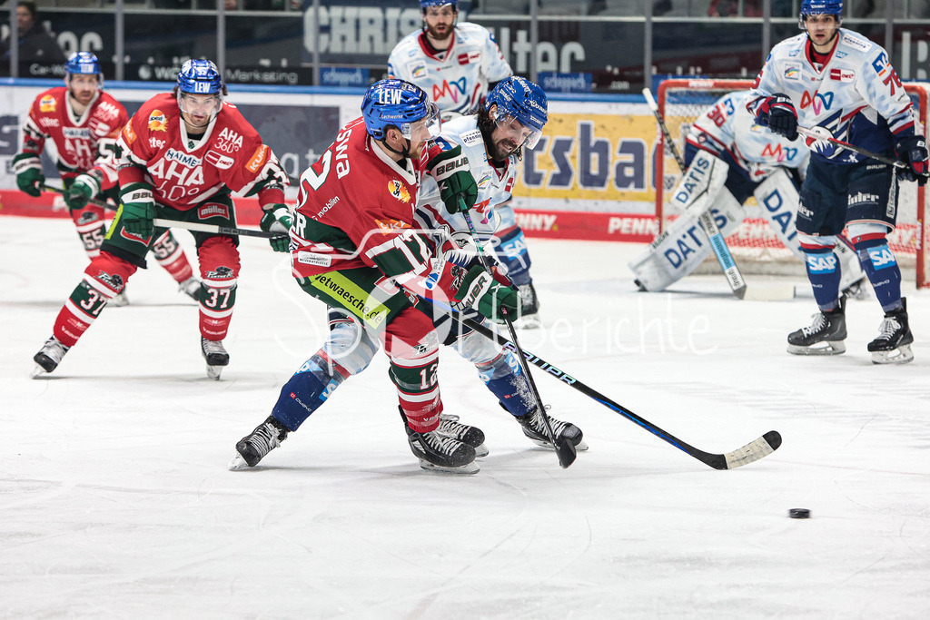 Augsburger Panther - Adler Mannheim | Mirko SACHER (AEV #12) im Duell mit Nicolas KRAEMMER (MAN #21)