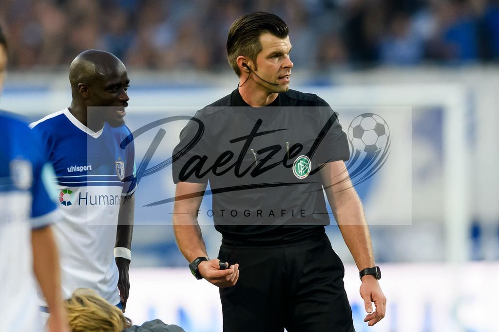FCMFCK20210904_236 | Fussball, Herren: Amara Conde (1. FC Magdeburg) spricht mit Schiedsrichter Alexander Sather beim Spiel der 3. Liga zwischen 1. FC Magdeburg und 1. FC Kaiserslautern in der MDCC-Arena am 04.09.2021 in Magdeburg, Deutschland.DFB / DFL REGULATIONS PROHIBIT ANY USE OF PHOTOGRAPHS AS IMAGE SEQUENCES AND/OR QUASI-VIDEO. - Realisiert mit Pictrs.com