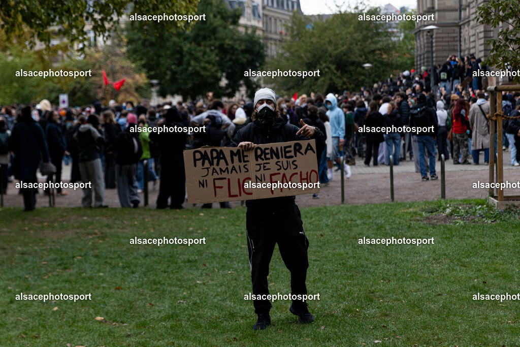 9L6A4941 | centaines d’étudiants ont organisé une manifestation spontanée, souvent qualifiée de « manifestation sauvage », qui a traversé différents quartiers de Strasbourg. La manifestation a été marquée par des affrontements entre les manifestants et la police alors que les étudiants défilaient dans la ville dans le cadre d’une journée de mobilisation nationale concernant les conditions d’éducation et le budget de l’Éducation nationale pour 2027. - Realisiert mit Pictrs.com