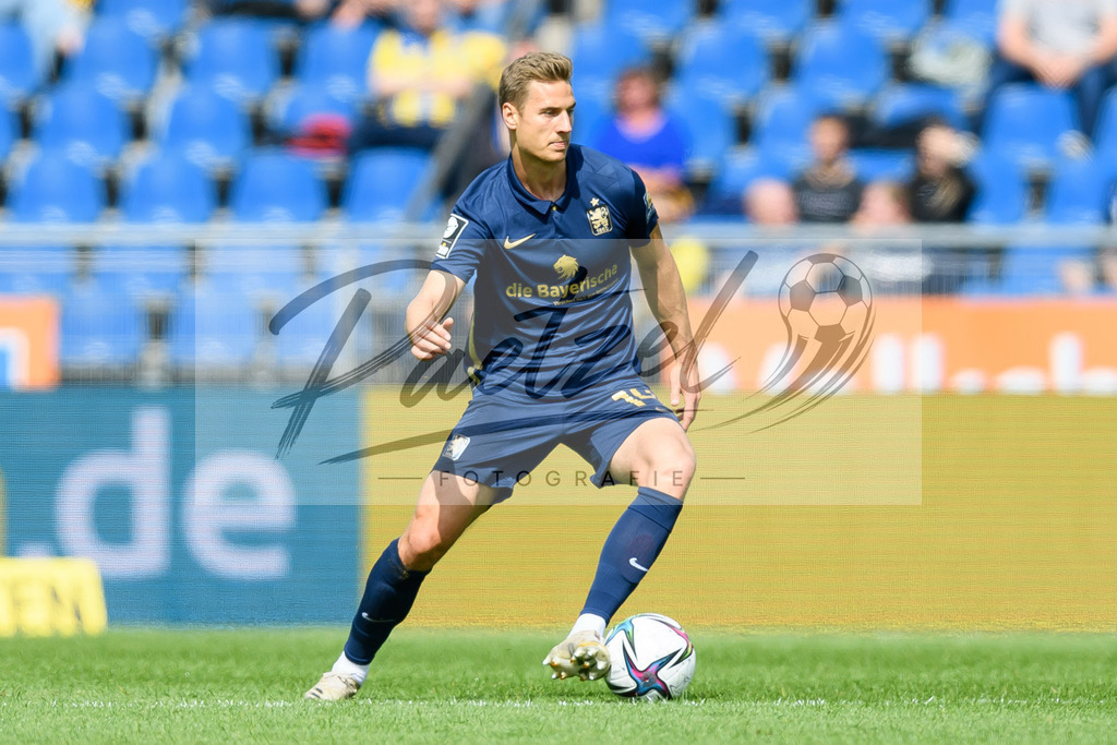 EBSTSV20210828_109 | Fussball, Herren: Dennis Dressel (TSV 1860 Muenchen) in Aktion, am Ball, Einzelaktion beim Spiel der 3. Liga zwischen Eintracht Braunschweig und TSV 1860 Muenchen im Eintracht-Stadion am 28.08.2021 in Braunschweig, Deutschland.DFB / DFL REGULATIONS PROHIBIT ANY USE OF PHOTOGRAPHS AS IMAGE SEQUENCES AND/OR QUASI-VIDEO. - Realisiert mit Pictrs.com
