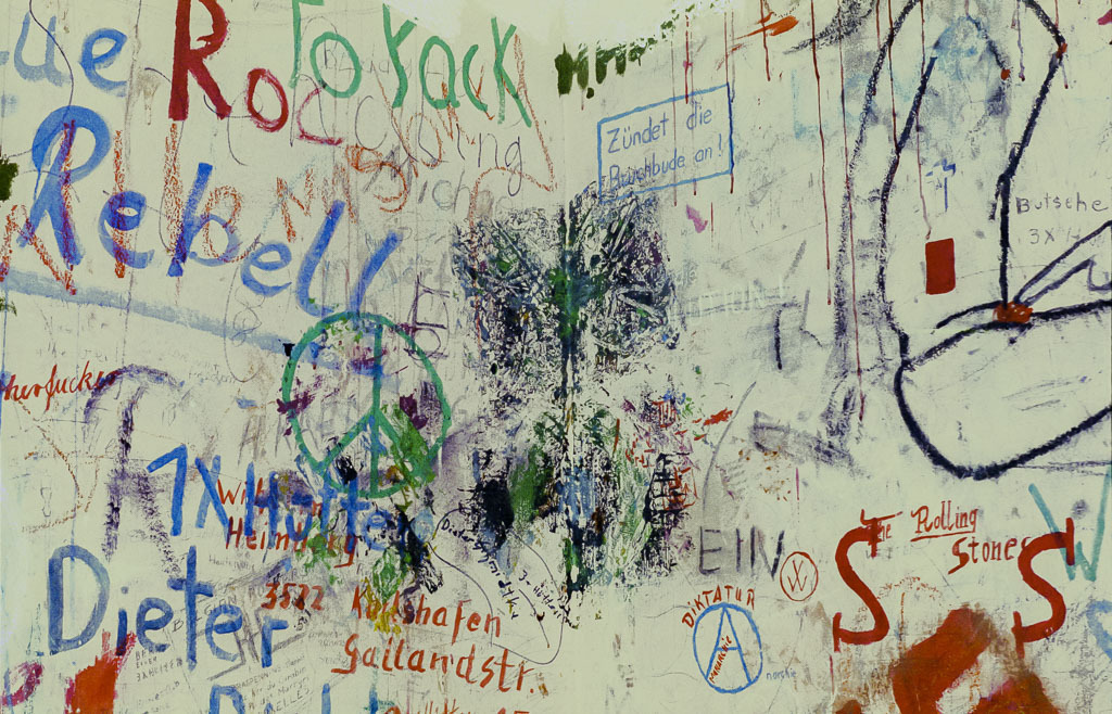 028-scan0013 | Die Jugendarrestanstalt war im ehemaligen Polizeigefängnis in der Straße Hütten in Hamburg untergebracht. Das 1971 entstandene Foto zeigt die Graffiti an den Wänden einer Zelle. - Realisiert mit Pictrs.com