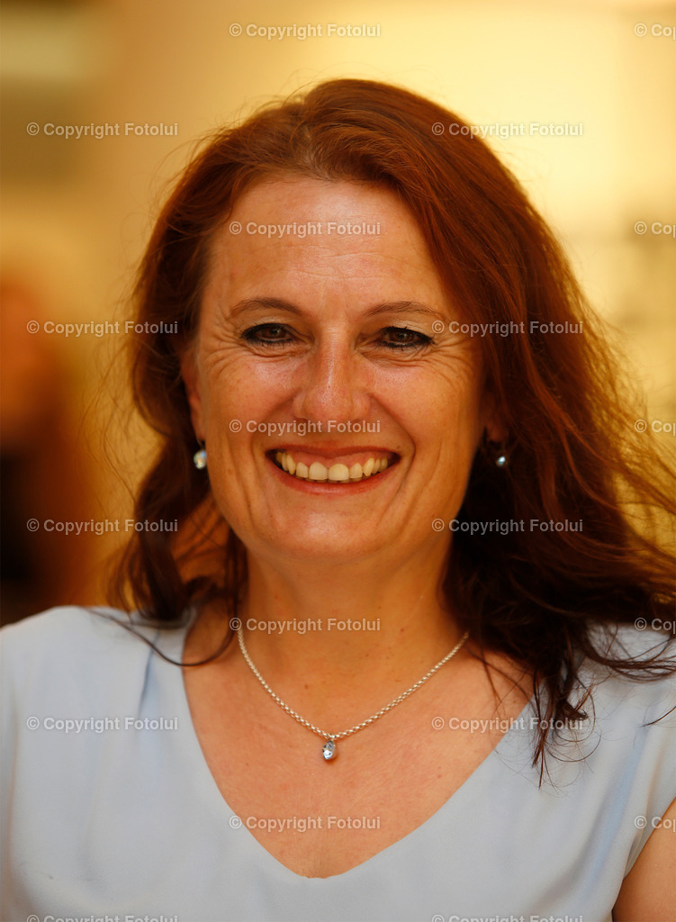 OBERBANK_41 | EIN DANK AN DIE PFLEGEKRAEFTE KABARETT MIT KLAUS ECKEL 02.06.2022 OBERBANK DONAU-FORUM LINZ IM BILD: UMFRAGE. FOTO:FOTOLUI/OBERBANK