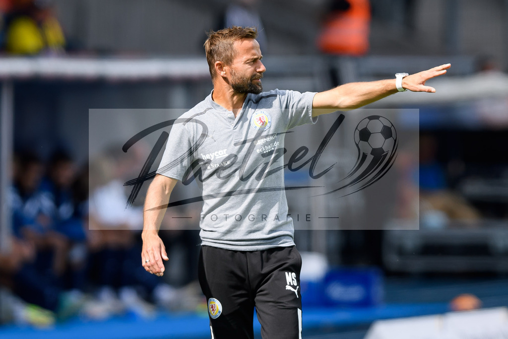 EBSTSV20210828_144 | Fussball, Herren: Trainer Michael Schiele (Eintracht Braunschweig) gestikuliert beim Spiel der 3. Liga zwischen Eintracht Braunschweig und TSV 1860 Muenchen im Eintracht-Stadion am 28.08.2021 in Braunschweig, Deutschland.DFB / DFL REGULATIONS PROHIBIT ANY USE OF PHOTOGRAPHS AS IMAGE SEQUENCES AND/OR QUASI-VIDEO. - Realisiert mit Pictrs.com