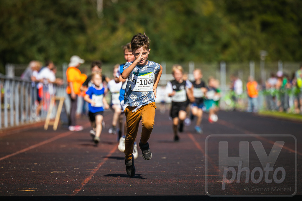 16. Hoywoj-CityLauf im Sportforum Hoyerswerda - 16.09.2023 | 1km VBH-Grundschul-Lauf 2. Klassen - Realisiert mit Pictrs.com