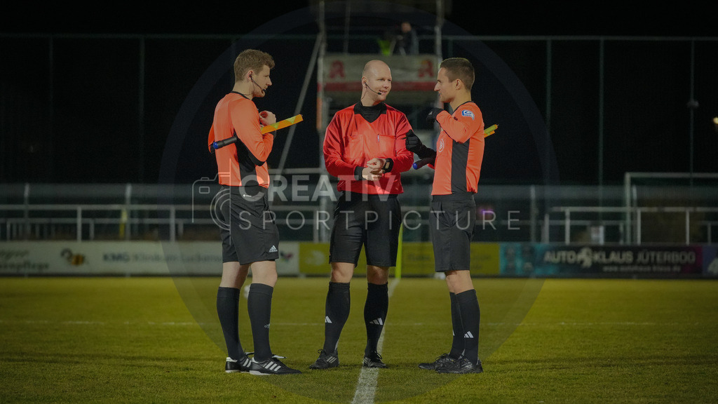 Fußball, Herren, Saison 2025/2026, Regionalliga Nordost, 20. Spieltag, FSV 63 Luckenwalde vs. 1.FC Magdeburg II, Mittwoch 04.03.2026, Werner-Seelenbinder-Stadion Luckenwalde, | Fußball, Herren, Saison 2025/2026, Regionalliga Nordost, 20. Spieltag, FSV 63 Luckenwalde vs. 1.FC Magdeburg II, Mittwoch 04.03.2026, Werner-Seelenbinder-Stadion Luckenwalde, Im Bild: Das Schiedsrichter Team um Johannes Drößler (m.), Paul Drößler (l.) und Daniel Bartnitzki (r.) - Realisiert mit Pictrs.com