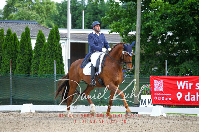 DKP41477 | Deine Turnierfotos vom Reitturnier online kaufen: Dressur, Springen & Siegerehrung. Professionelle Pferdefotografie aus dem Rheinland – als Download & Print.Alternative: Turnierfotograf für den Pferdesport: Finde deine Fotos von Dressur- und Springturnier