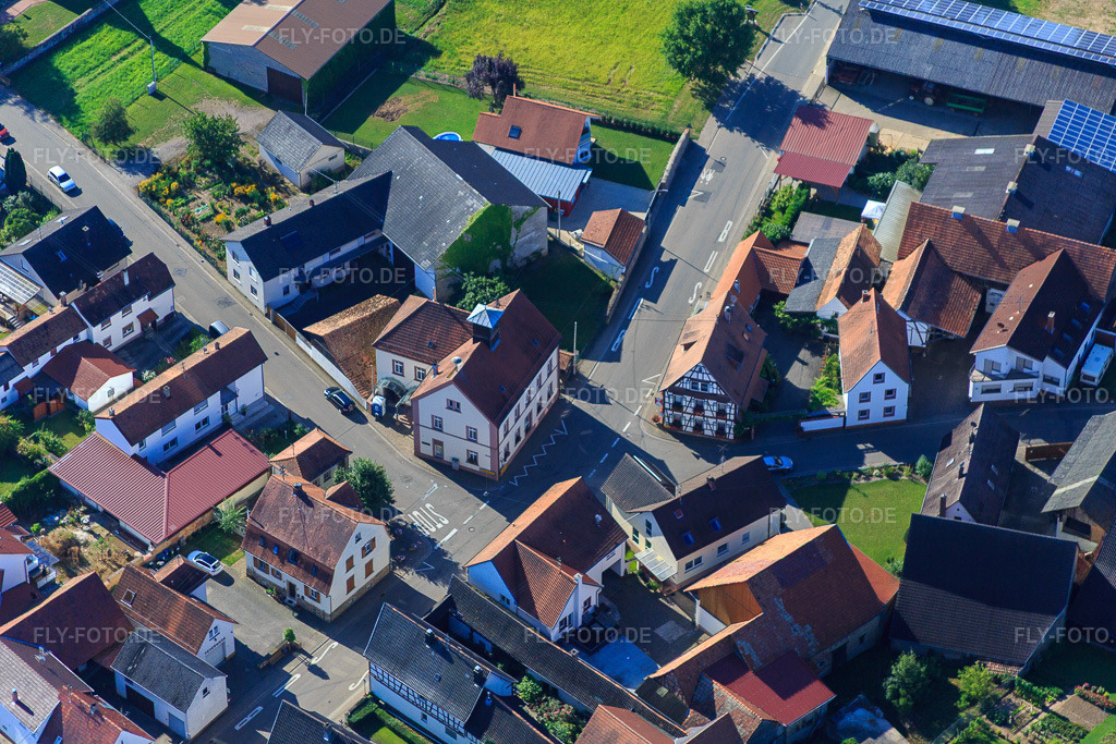 Luftbild: Hauptstraße x Niedergasse im Ortsteil Kleinsteinfeld in Niederotterbach im Bundesland Rheinland-Pfalz in Deutschland. Foto: IMG_092535.jpg vom 01.08.2016 durch Werner Riehm/FLY-FOTO.de