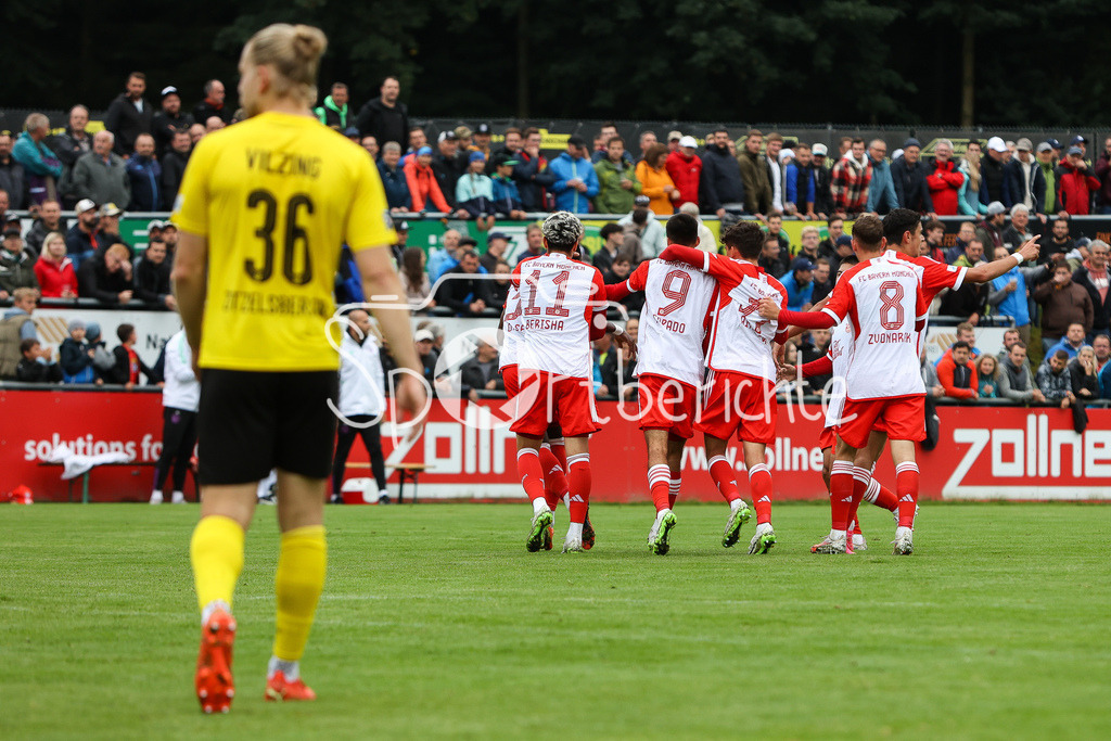 DJK Vilzing - FC Bayern Amateure | Jubel nach dem Treffer zum 0-1 durch Desire SEGBE AZANKPO (FCB 34) / Freude / Tor / Torschuetze