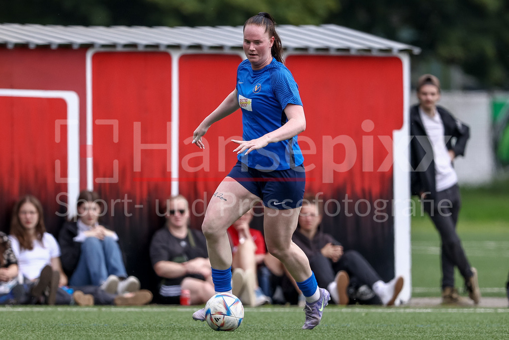 Fussball, Aufstiegsrunde Regionalliga Nord Frauen, FC Union 60 - SC Victoria Hamburg | Jana Bothmann (SC Victoria Hamburg, 36) am Ball, Freisteller, Einzelbild, Ganzkörper, Aktion, Action, Spielszene