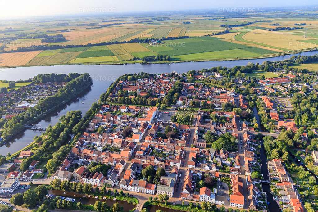 Luftbild: Grachtenstadt zwischen Treene, Westersielzug und Eider aus Süden in Friedrichstadt im Bundesland Schleswig-Holstein in Deutschland. Foto: IMG_0007299.jpg vom 16.07.2021 durch Werner Riehm/FLY-FOTO.de