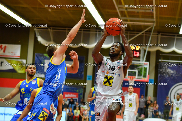 AUT, BSL, Basketball Flyers Wels vs SKN St.Poelten | 22.10.2022, Raiffeisen Arena Wels, AUT, BSL, Flyers Wels vs SKN St.Poelten, im Bild Austen Awosika (Flyers) vs Felix Angerbauer (St.Poelten)


// BSL, Basketball Super League Match between Raiffeisen Flyers Wels and SKN St.Poelten in Wels, Austria on 2022/10/22