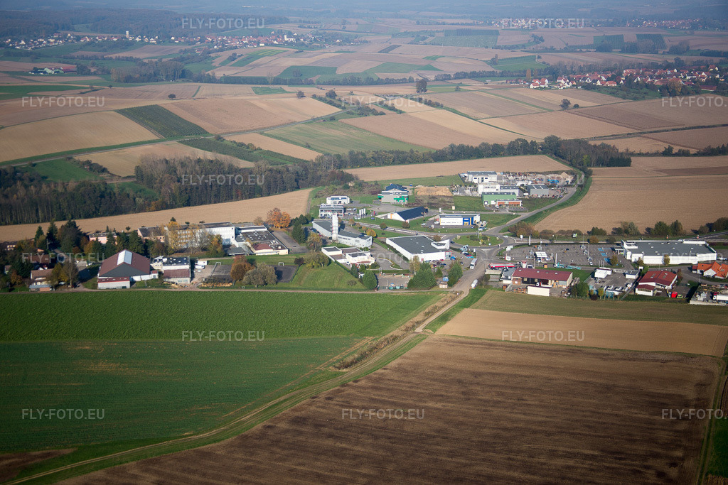 Vue aérienne: Vue de la ville à Hohwiller dans le département Bas Rhin, France. Photo: IMG_075536.jpg prise le 01/11/2014 par Werner Riehm/FLY-FOTO.eu – Résolution de l'original: 5472 x 3648 px
