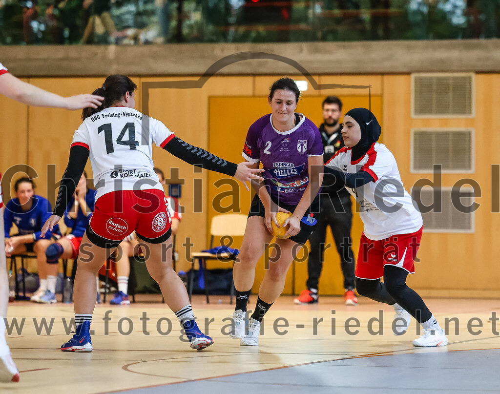 2024-10-13_054_SpVgg_Altenerding_gegen_SC_Freising | Erding, Deutschland, 13.10.2024:Handball, Bezirksoberliga Frauen Altbayern 2024 / 2024, 3. Spieltag, SpVgg Altenerding gegen SC Freising, Endergebnis: 26:35Antonia Koch (HSG Freising-Neufahrn, #14), Janina Konrad (SpVgg Altenerding, #2), Eduarta Krasnigi (HSG Freising-Neufahrn, #4)Foto: Christian Riedel / fotografie-riedel.net