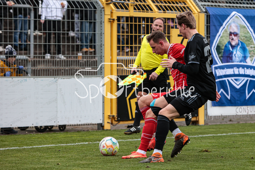 SV Vikoria Aschaffenburg - FC Bayern Amateure | Lovro ZVONAREK (FCB #23) im Duell miit Tom SCHULZ (SVVA #23)