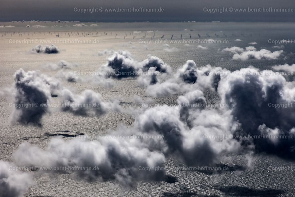 PLB_7341mod_Wolken_WattGGL_180x120 | Luftbild, Seegebiet nordöstlich von Windpark " Amrumbank ". Licht - Wolken-Stimmung, Cumulus-Wolken überm Wattenmeer. - Realisiert mit Pictrs.com