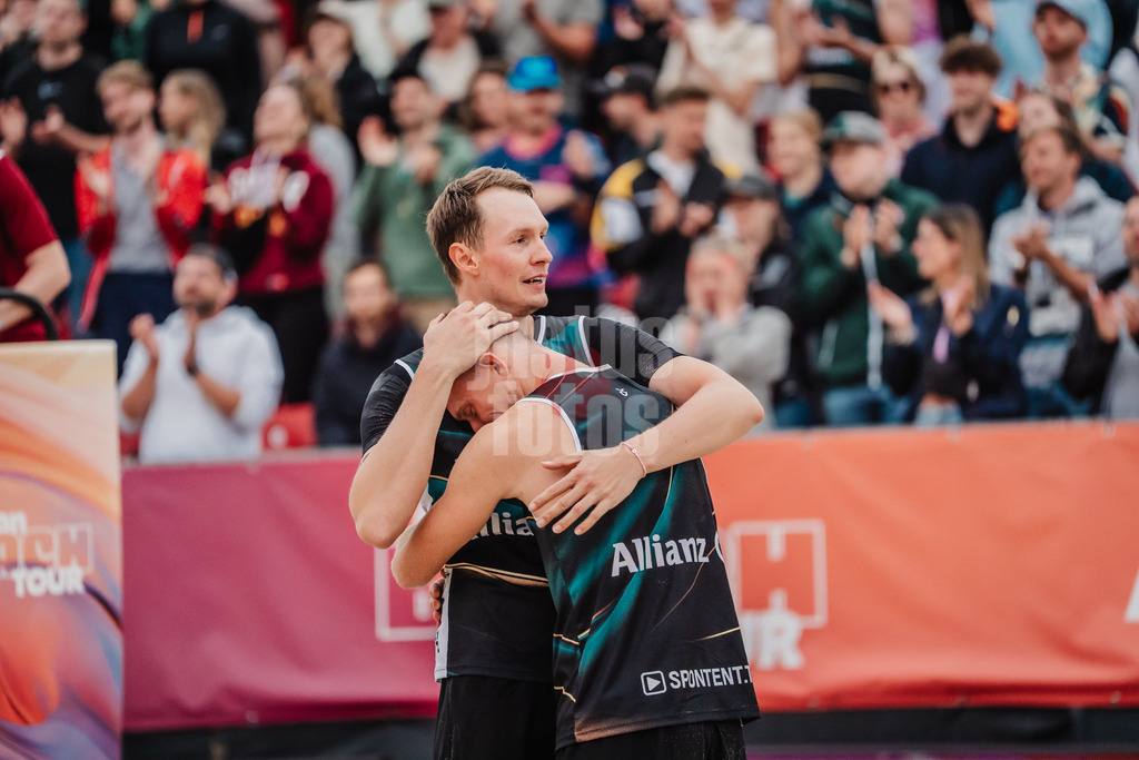 Beachvolleyball | Männer | Allianz German Beach Tour 2025 | Tourstop Bremen | 15.06.2025 | v.l. Robin Sowa und Jonas Reinhardt jubeln nach dem Turniersieg