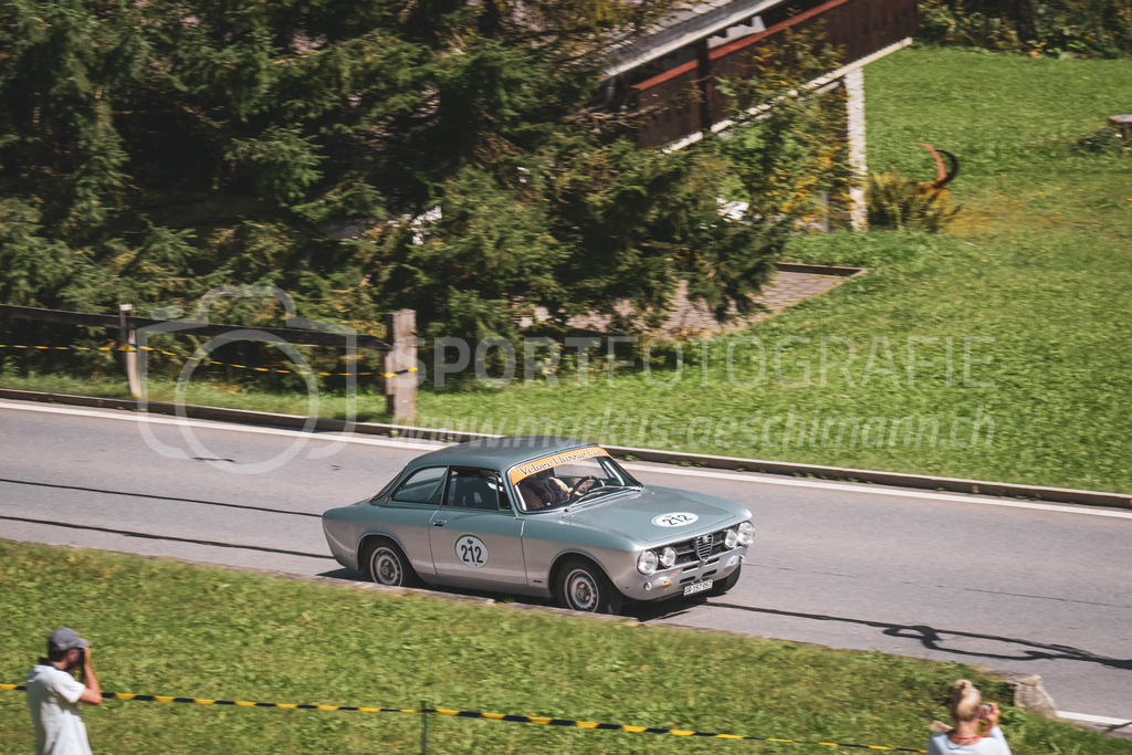 21. Arosa ClassicCar 2025 - 6. =September= 2025 | Franco Gansser aus Celerina (SUI) in einem Alfa Romeo 1750 GTV aus dem Jahre 1970 mit Startnummer 212 am Arosa ClassicCar 2025 in der Kategorie Classic Trophy..@arosaclassiccar, @arosa.official, #arosaclassiccar, #arosa, #76curves, #classiccarBild: Sportfotografie Markus Aeschimann | www.markus-aeschimann.ch - Realisiert mit Pictrs.com