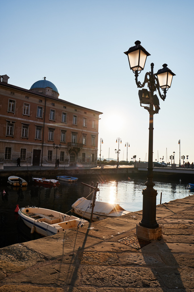 Canal Grande di Trieste im Abendlicht | Triest, Austria - March 10, 2022: Canal Grande di Trieste; Blick auf den Kanal im Abendlicht. - Realisiert mit Pictrs.com