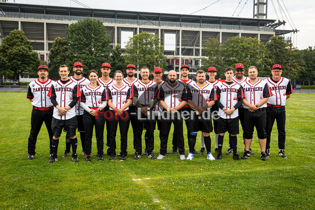 Deutsche Meisterschaft Softball Slowpitch Mixed | Deutsche Meisterschaft Softball Slowpitch Mixed, Deutsche Meisterschaft Softball Slowpitch Mixed, 20240727,Mannschaftsfoto vor dem Kölner Fußballstadion,2024-07-27 in Köln (Jahnwiese Köln), Copyright: WolfgangxLindner www.foto-lindner.de