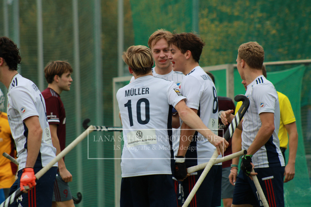 Hugo von Montgelas , Linus Müller , Tim Seagon , Mannheimer HC - Münchner Sportclub , Saison 2022/2023 | lanaschraderfotografie - Realisiert mit Pictrs.com