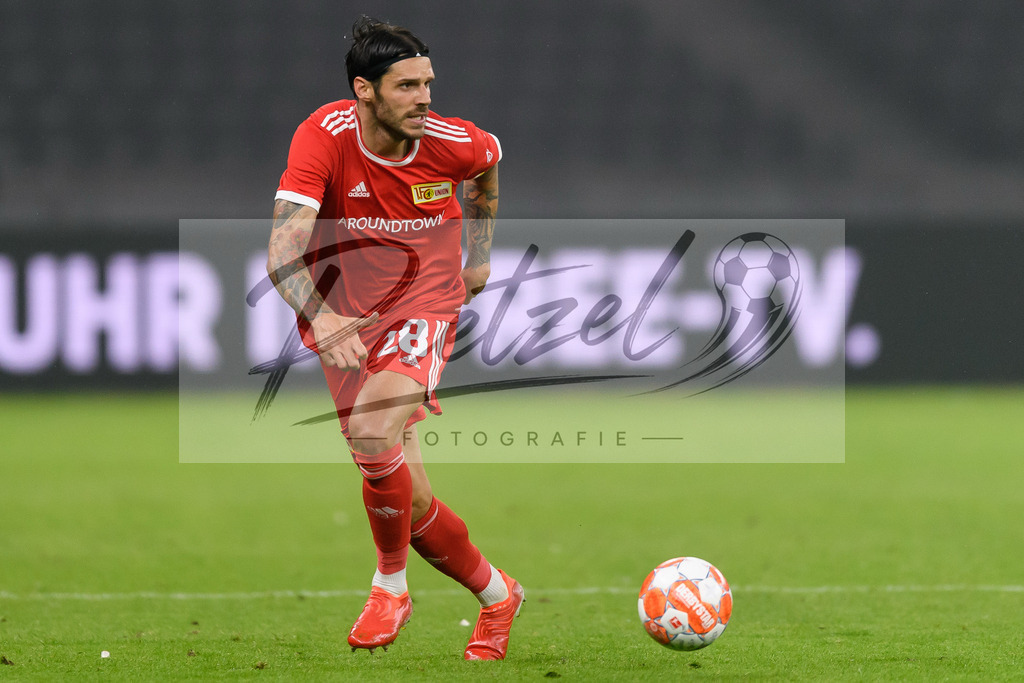 FCUKUO20210826_163 | Fussball, Herren: Christopher Trimmel (1.FC Union Berlin) in Aktion, am Ball, Einzelaktion beim Spiel der UEFA Conference League zwischen 1. FC Union Berlin und Kuopion PS im Olympiastadion am 26.08.2021 in Berlin, Deutschland. - Realisiert mit Pictrs.com