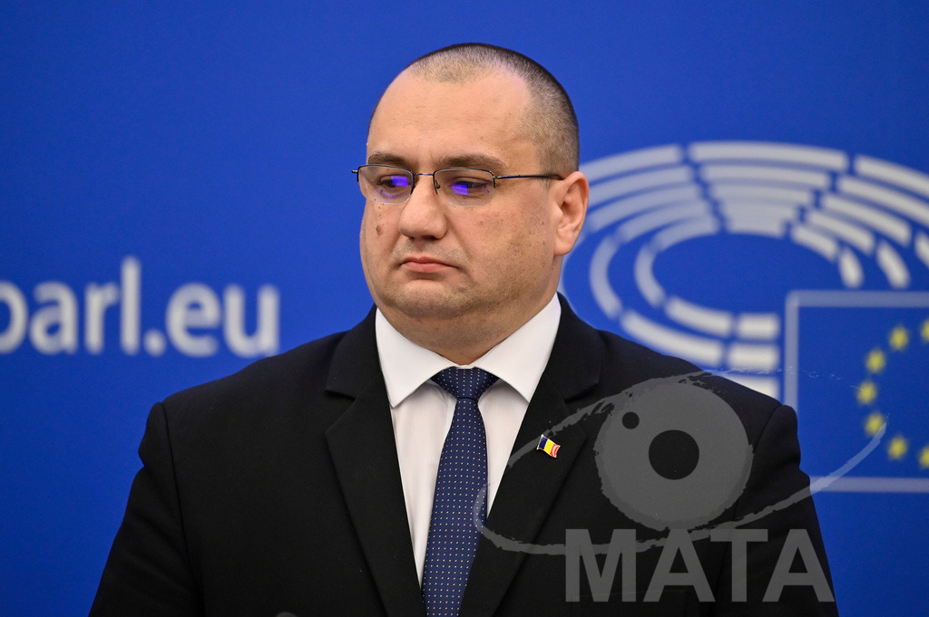 _DWI0057 | Politiker Cristian Terhes bei einer Pressekonferenz zum Thema ' Alarmierende Statistiken zu den Folgen des COVID-Lockdowns' im Europäischen Parlament. Straßburg, 18.01.2023 - Realisiert mit Pictrs.com