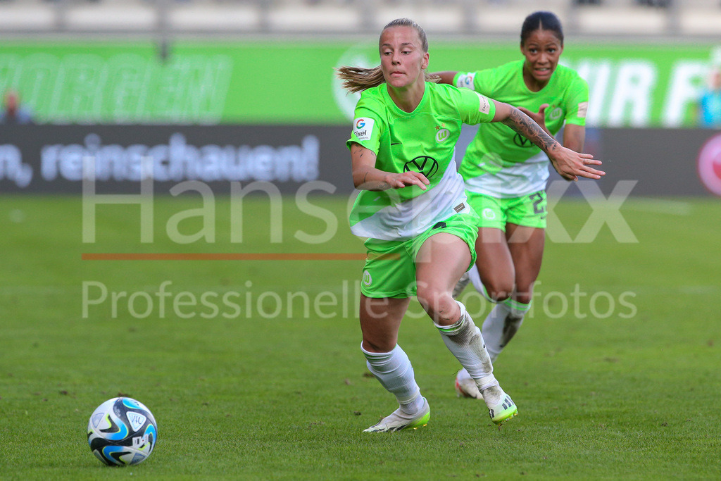 Fussball, Google Pixel Frauen-Bundesliga, VfL Wolfsburg - Bayer 04 Leverkusen | v.li.: Lynn Wilms (VfL Wolfsburg, 2) am Ball, Einzelbild, Ganzkörper, Aktion, Action, Spielszene, DIE DFB-RICHTLINIEN UNTERSAGEN JEGLICHE NUTZUNG VON FOTOS ALS SEQUENZBILDER UND/ODER VIDEOÄHNLICHE FOTOSTRECKEN. DFB REGULATIONS PROHIBIT ANY USE OF PHOTOGRAPHS AS IMAGE SEQUENCES AND/OR QUASI-VIDEO.