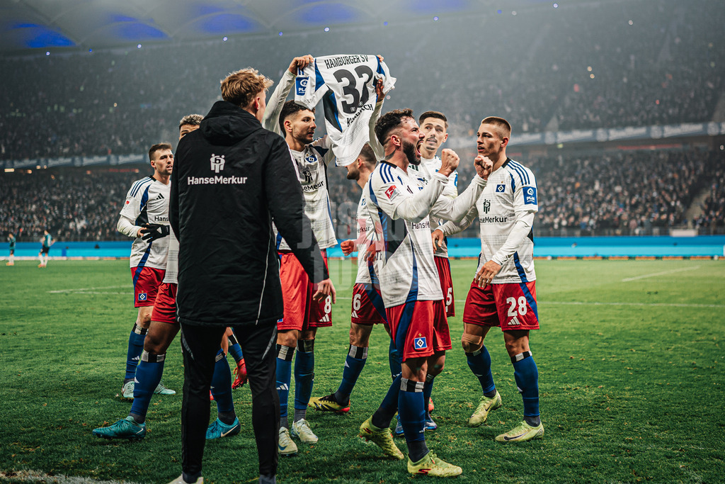 Fußball | Männer | Saison 2024/2025 | 2. Fußball-Bundesliga | 18. Spieltag | Hamburger SV vs. 1. FC Köln | 18.01.2025 | Daniel Elfadli (#8, HSV) hält ein Trikot von Noah Katterbach (#33, HSV) nach dem Tor von Ransford Königsdörffer (#11, HSV) Jubel