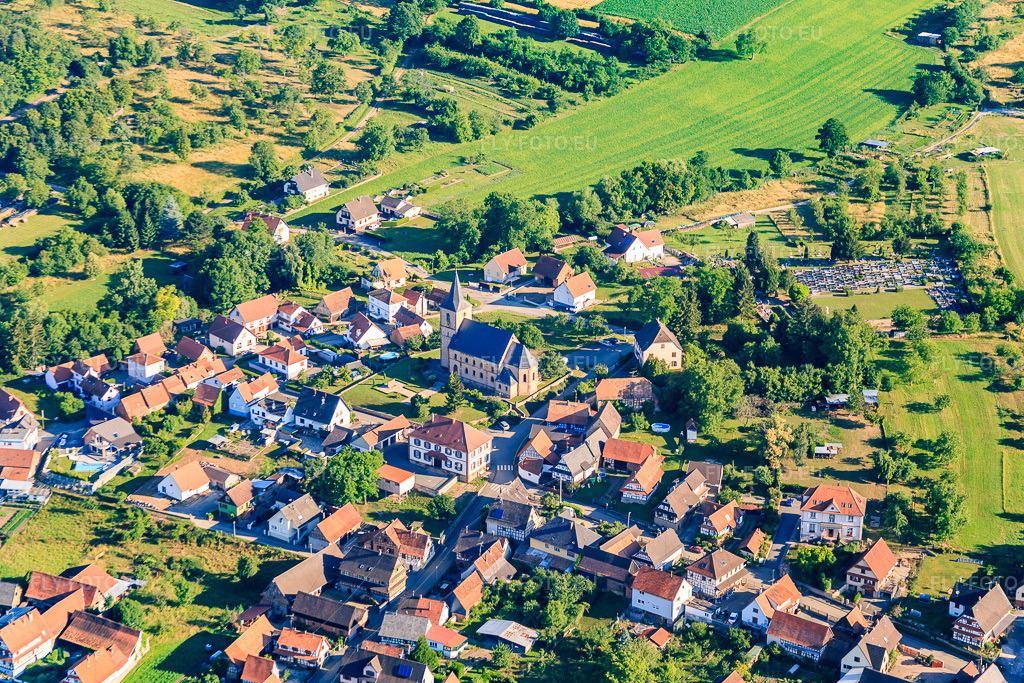 Vue aérienne: Église protestante du Sud-Est à Preuschdorf dans le département Bas Rhin, France – .Photo: IMG_082968.jpg prise le 26/06/2015 par Werner Riehm/FLY-FOTO.eu – Résolution de l'original: 5264 x 3510 px