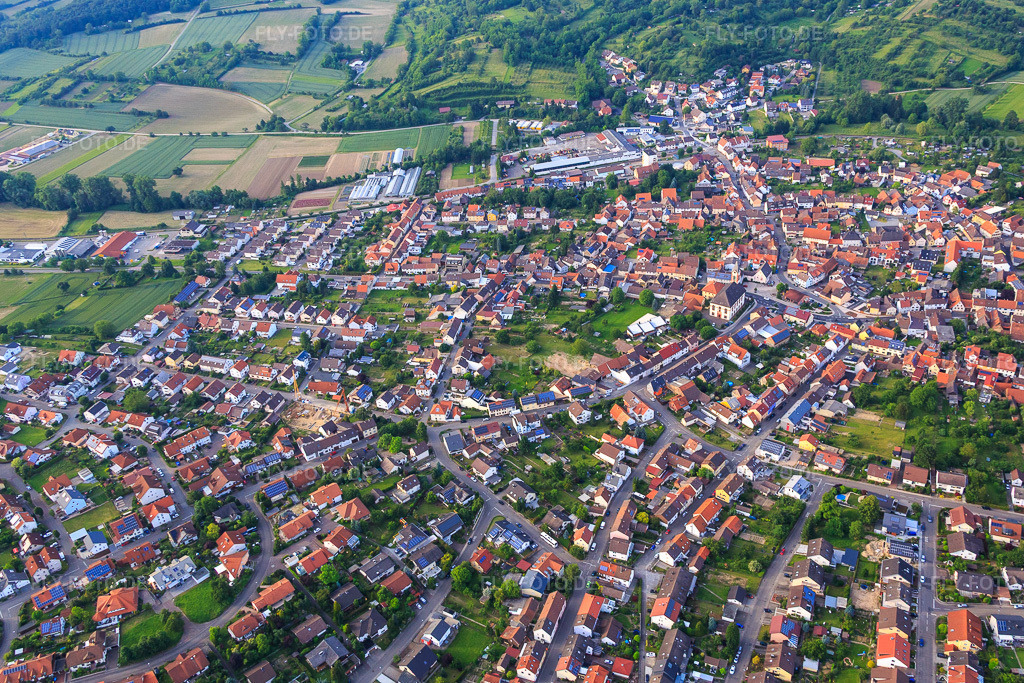 Luftbild: Bruchsaler Straße im Ortsteil Unteröwisheim in Kraichtal im Bundesland Baden-Württemberg in Deutschland. Foto: IMG_089340.jpg vom 10.06.2016 durch Werner Riehm/FLY-FOTO.de