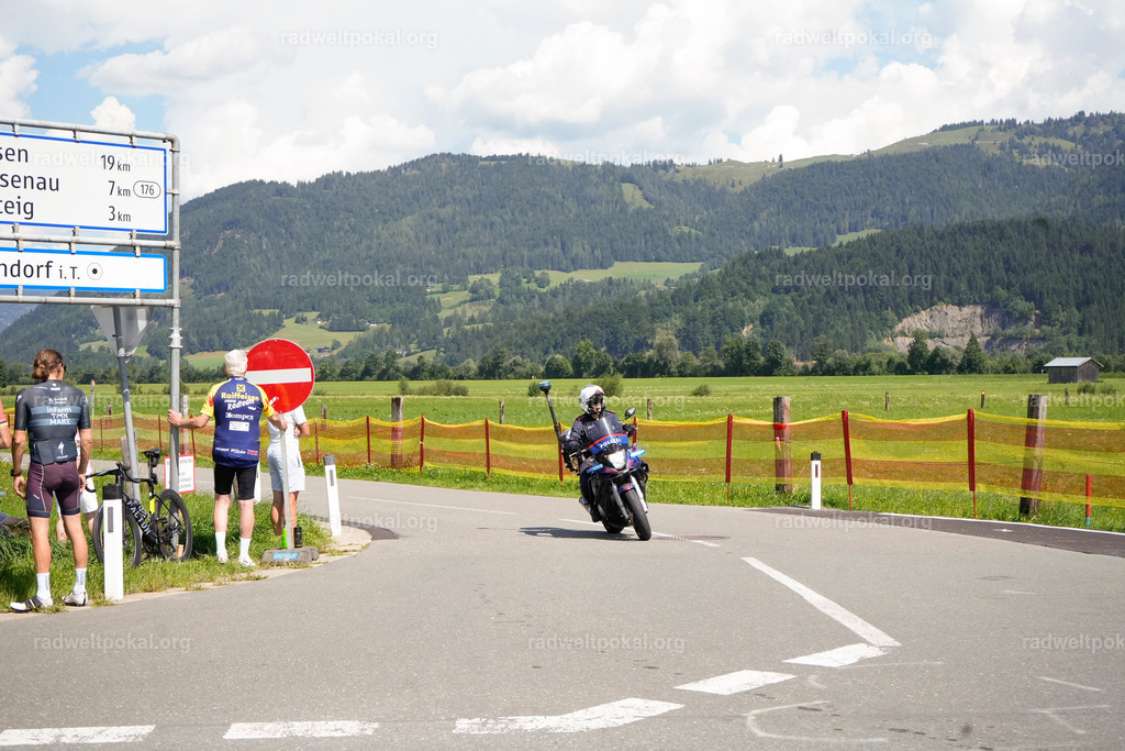 536_20230817_Bewerb_Maenner_Muehlanger | AUT - OESTERREICH, 2023-08-16: SPORT RENNRAD-FAHREN - 55. INTERNATIONALER RADWELTPOKAL IN ST. JOHANN IN TIROL  - Vintage-Radrennen mit WM-Bronze-Medaillen-Siegerin Christina Schweinberger, den Teilnehmer und Alexander Baumann (vom Orginastions-Team) - TAG 2 BEWERB MAENNER IN SECHS GRUPPEN  ; Foto: Roland Muehlanger